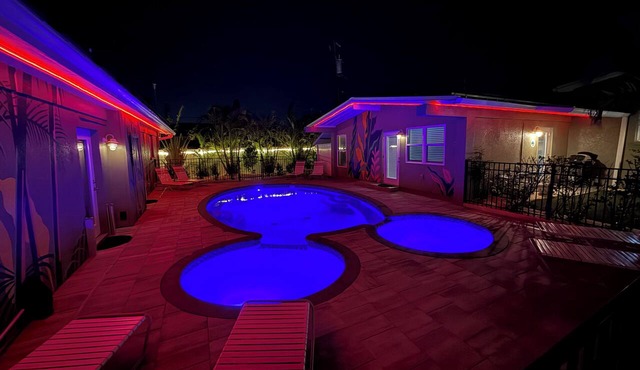 Ground Floor Lakefront Resort, Private Dock, Heated Pool & Spa, Close to Beach