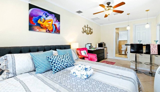 GUEST SUITE TROPICANA | PRIVATE ENTRANCE | KING BED | SELF CHECK-IN | FREE PARKING | PGA