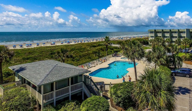 Gulf-front villa near restaurants & state park with beach access, pool & pier