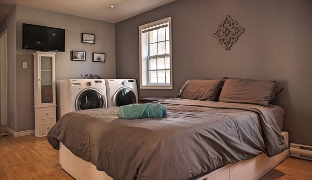 Halifax/Lakeside Bachelor Queen Bed Prvt Bath/Kitchen/Entrance (Front Unit)
