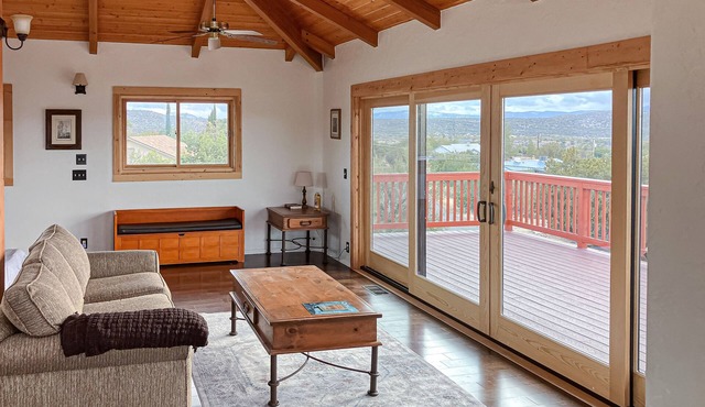 Handmade cottage with large deck, mountain views, & amazing sunsets