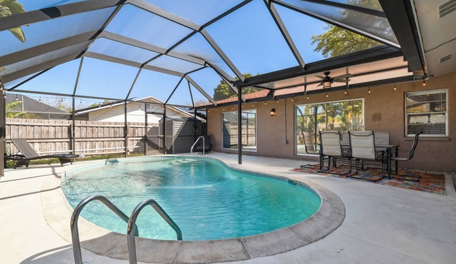 Heated pool. 3-bedroom house in Palm Harbor