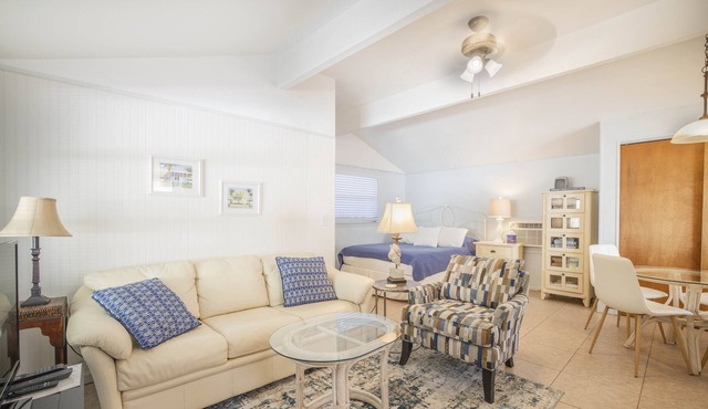 Heron's Haven Cottage, 200 feet to the beach, 2 blocks from the Village!