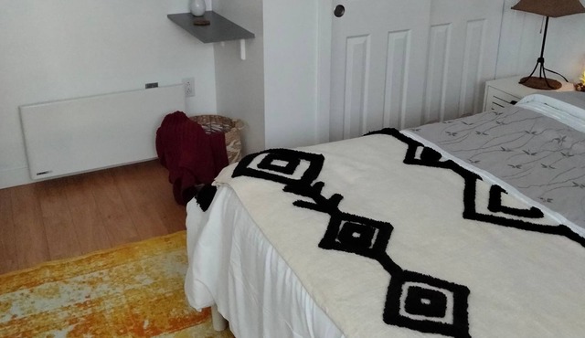 Hidden Gem 15 min to downtown Victoria, no cleaning fee
