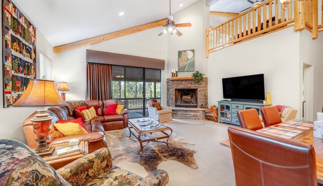 Hideaway in the pines with pool table, covered deck, fireplace, grill, & W/D