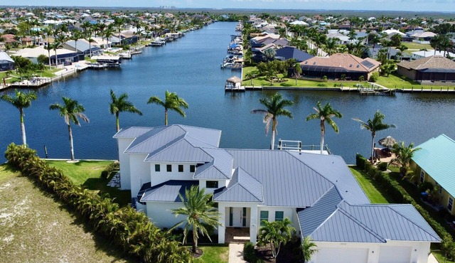 High-end modern villa, infinity pool/hot tub fantastic water view, pool table