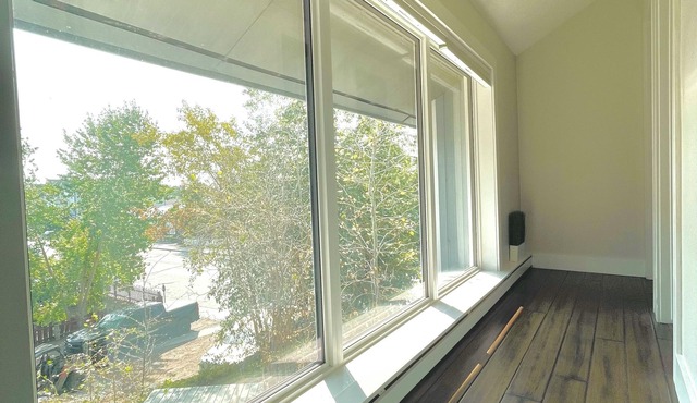Hilltop Retreat - Downtown Core Zen Stay - 2 bed 1 bath