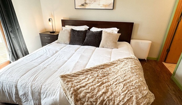 Hilltop WALK-IN Condo with Massage Chair Close to SDC