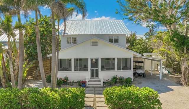 Historic 1911 Cottage with Pool, 2 Blocks from Orange Sunsets on Beach and Town