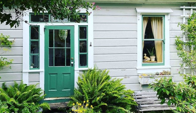 Historic Albion Cottage in Albion Village ~ Pets Welcome!