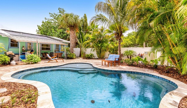 Historic beach cottage with private pool - walk 1 block to beach & free trolley