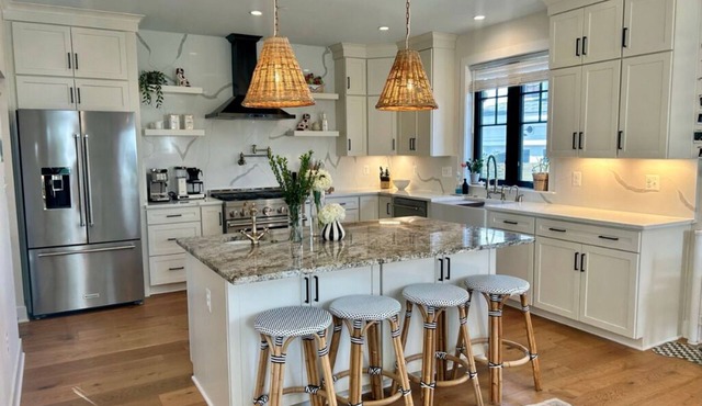 Historic Eastport! Steps from restaurants, retail, and more.