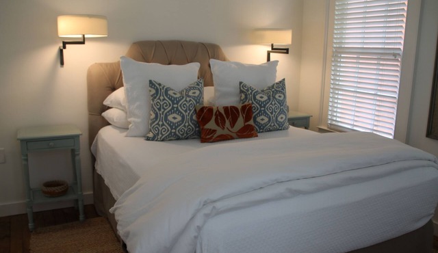 Historic Romantic Downtown Row House with Free Parking
