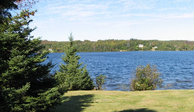 Holiday house directly on the lake