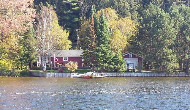 *Holiday Specials* Gorgeous Lakefront Cottage on Little Boshkung Lake