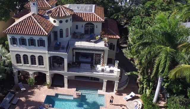 Holiday Sunshine Savings: Luxurious Waterfront Retreat minutes from beach