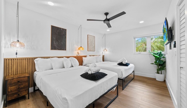 Hollywood Lakes Heated Pool Villa - sleeps 18
