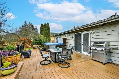 Home w/Hot Tub: 7 Mi to Edmonds Waterfront!