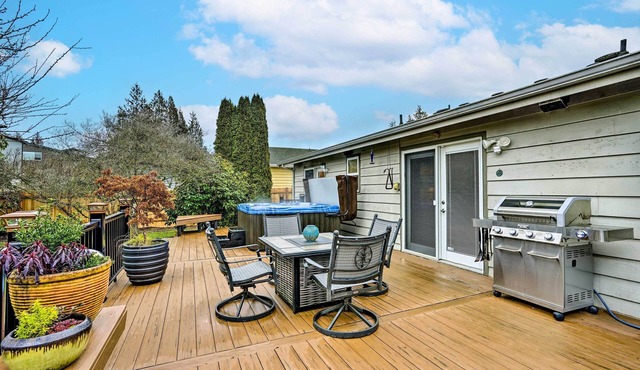 Home w/Hot Tub: 7 Mi to Edmonds Waterfront!