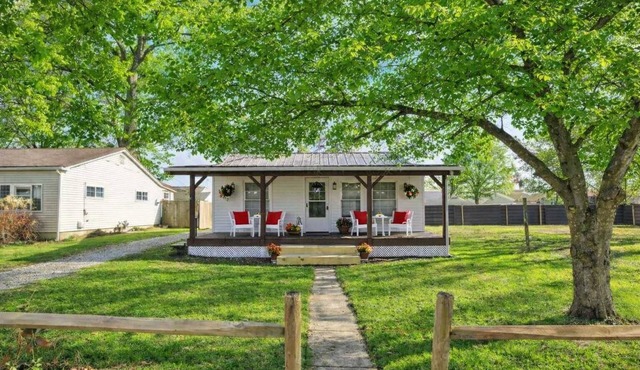 Homesmith Cottage|Hot Tub| Walk to Buckeye Lake