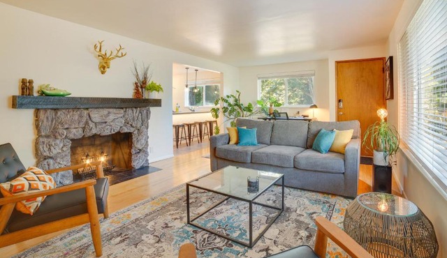 Hot Tub, 5 Mi to Dtwn! Newly Updated Seattle Home