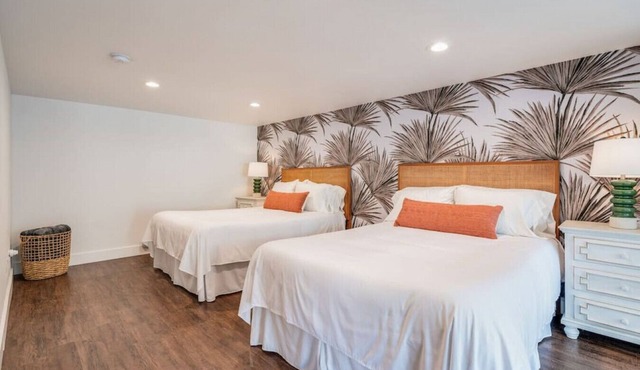Hot Tub, Central Location, Stylish, 2BR/1BA