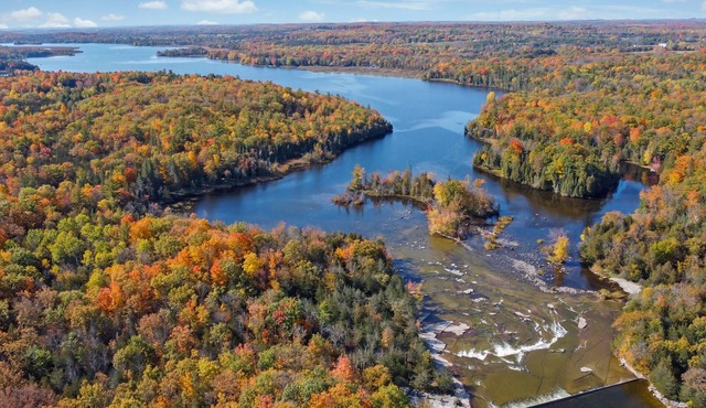 Hot Tub/Cottage on Crowe River/Acc 4 Adults + 2 children/pets