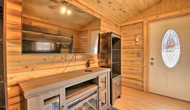Hot Tub Hideaway in Pinetop: Bring Your Pet!