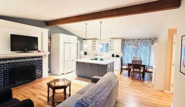 House with fully fenced yard and garage minute to downtown