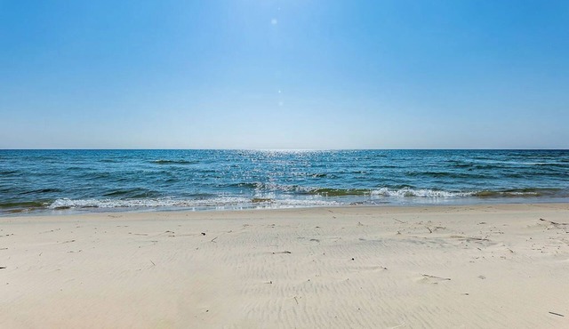 Huckleberry Hideaway: A Lake Michigan Sunset Retreat. Pet friendly!