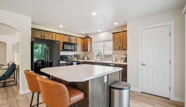 Huge Family Home | 5 Room | Sleeps 18 | 3Car Garage | Backs to Park| South Boise