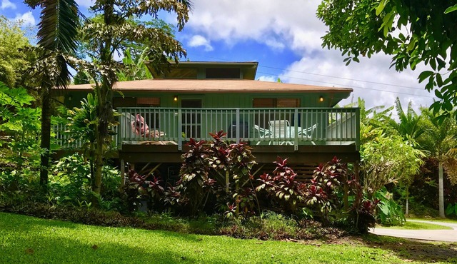 IDEAL BEACH LOCATION 2 BR LARGE DECK "PRIVATE'
