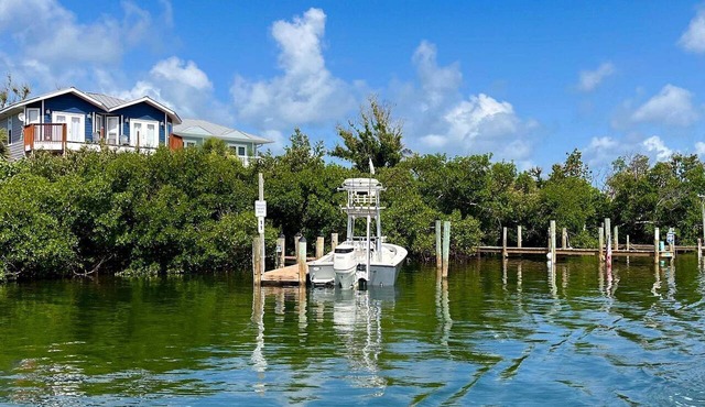 Idyllic Bayfront Cottage with River Views and Private Beach Access in Florida’s Coastal Paradise