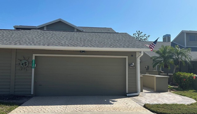 Immaculate 3 bedroom villa: updated amenities on the Prestigious IMG Golf Course