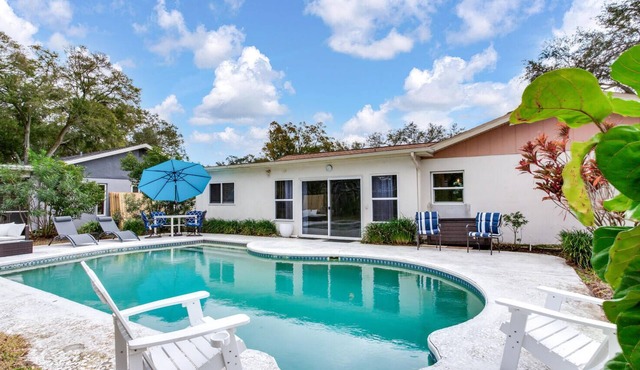 Immaculate, refurbished house, specious yard and private pool in Palm Harbor