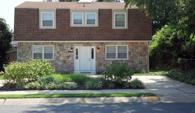 In-town, Close to Everything, Perfect for Families - 5 Br each w/its own