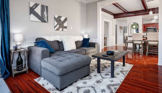 Incredible Restored Victorian, *Pet Friendly*, 2 Blocks To Park and River, Fenced Backyard, BBQ
