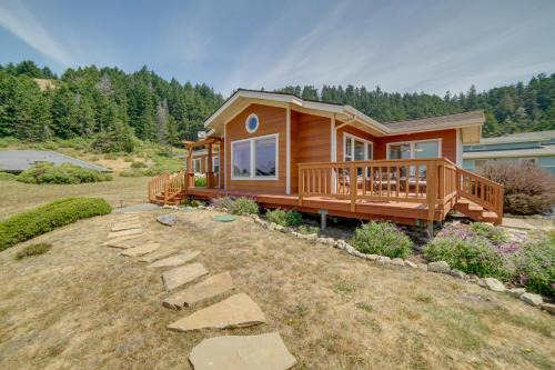 Inviting Manchester Home w/Hot Tub Near Beach!