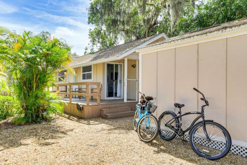 Inviting Sarasota Cottage: 5 Mi to Beach Access!