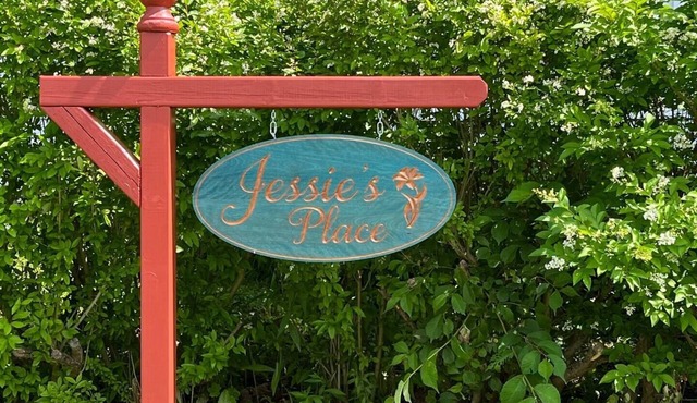 Jessie's Place-Renovated Century Old 5 BR Home