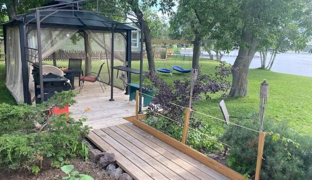Jigger's - Spacious Beachfront Cottage