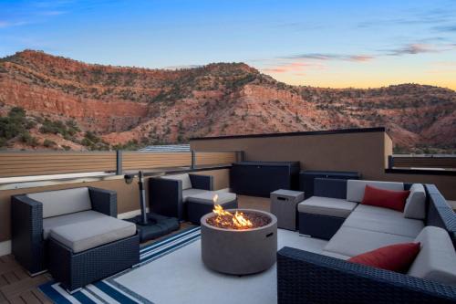 Kanab Villa Oasis New luxury home in upscale neighborhood with rooftop deck