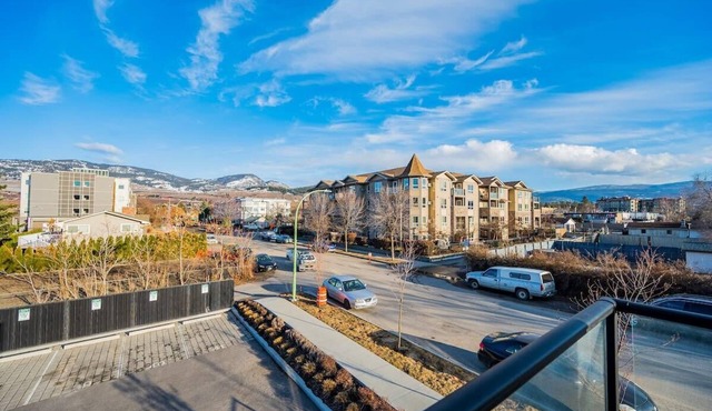 Kelowna Studio Near Restaurants and Grocery