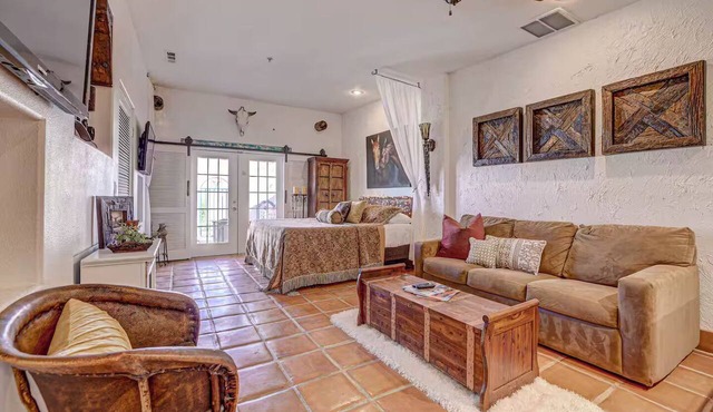 King Bed Villa w/Kitchen, Dog-Friendly, Pool & Gym