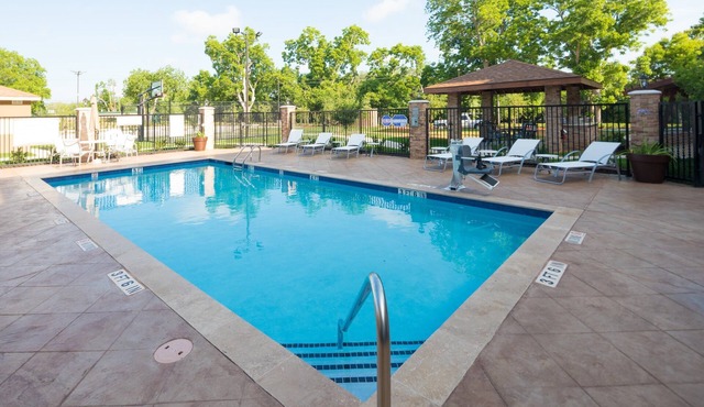 King Suite. Free Breakfast. Outdoor Pool. Near Sea Center Texas!