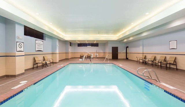 King Suite Near Downtown | Breakfast + Pool Access!