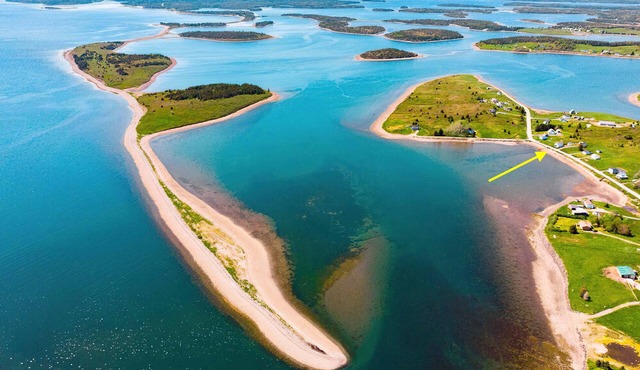 Kingfisher's Beach House kayaking heaven on the ocean sheltered by huge sandbar