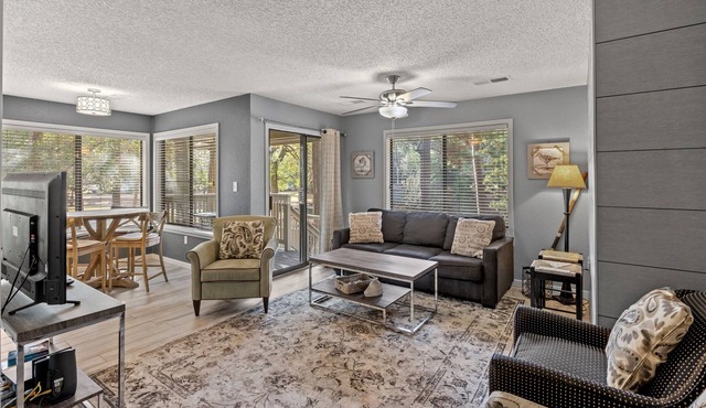 Kingston WHP 20A 1st floor Villa w/pool/beach