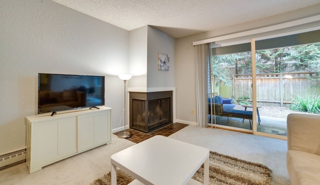 Kirkland Condo w/Fenced Patio ~ 11 Mi to Seattle!