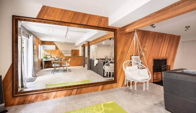Kirkland Oasis, Chic Basement Retreat with Hot Tub